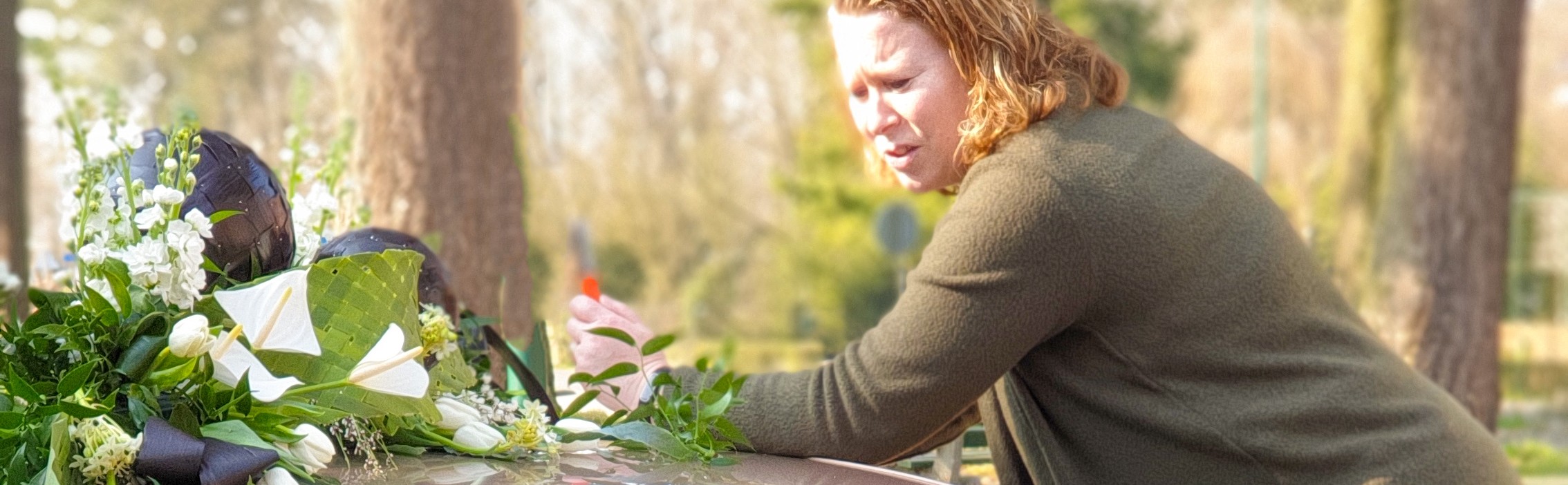 Angelique is bezig met een autoversiering, gemaakt tijdens de Vervolg Vakopleiding van After All Vakopleidingen Bloemschikken.jpg